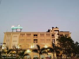 Sai Neem Tree Hotel，位于舍地舍里阿迪纳西舍乌塔姆贝尔简修道院附近的酒店