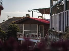 Shivalaya Resort By Evaan, Near Kaichi Dham，位于奈尼塔尔的酒店