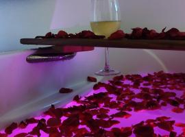 Studio e Suite no Centro de Juquehy a 200mts da praia - Varanda e Serviço de Praia --- E MAIS Ofurô - Cozinha e Estacionamento nas unidades "STUDIO"，位于朱奎的酒店