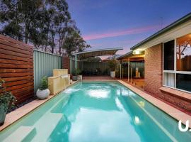 Blue Haven Retreat - Glenmore Park Pool Home，位于Glenmore Park的酒店