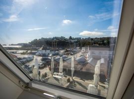 Ocean Cabins No 11 At The Square - Saundersfoot，位于桑德斯富特的酒店