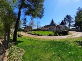 La Chauvellière, un écrin de verdure dans un cadre historique，位于Beaumont-la-Ronce的酒店