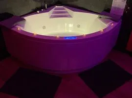 Love room avec jacuzzi privé