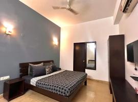 Room with attach washroom on main road- Rajiv Chowk Gurgaon，位于古尔冈的酒店