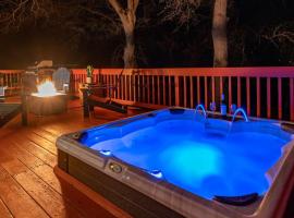 Wooded Hills Mountain home with Hot tub, Jacuzzi, Game Room, Pool Table，位于奥克赫斯特的酒店