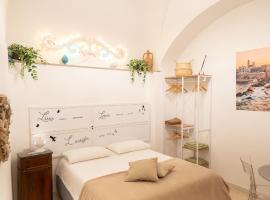 Le Stanze di Maria-Ingresso Autonomo Maria's Rooms-Indipendent Entrance，位于焦维纳佐的酒店