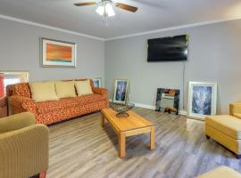 Cozy and Convenient Macon Home about 3 Mi to Town!，位于梅肯的酒店