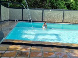 Flats quase beira mar ar piscinas até 8 pessoas caseiro，位于伊塔马拉卡的酒店