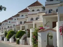 Modern Townhouse 5 mins walk from the beach and 15 mins from port