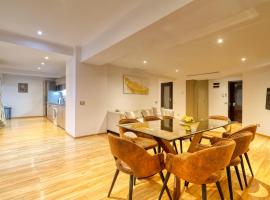 Luxurious 3 Bedroom Apartment in Herastrau，位于布加勒斯特的酒店