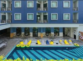 Cozy Blu Suvarnabhumi，位于北榄的带泳池的酒店