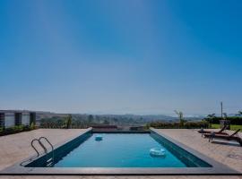 Breezy Whispers by StayVista - Private infinity pool, Stunning mountain views, Spacious swimming pool, Deck & Lawn，位于Wādhiware的酒店
