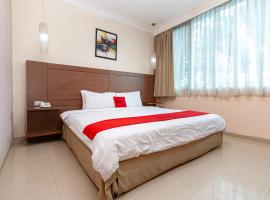RedDoorz Premium at Hotel Ratu Residence，位于Paalmerah的酒店
