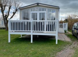 Holiday home at cherry tree holiday park Burgh castle Great Yarmouth Norfolk，位于大雅茅斯的酒店