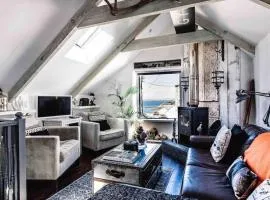 The Old Stores, Luxury beach side selfcatered holiday cottage above the beach