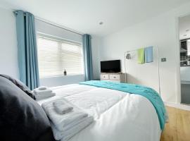 White Eden, King bed, Free parking, Private patio, Fast WiFi, Dog, Family, Biker Friendly, Central Cornwall，位于圣奥斯特尔的公寓