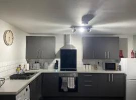 Cedar House - 2 bedroom house with free parking in town centre! by ShortStays4U