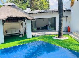 Cozy home with a pool,garden and small Lapa, 2 Bed，位于Sandton的酒店