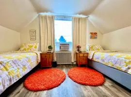 Private Room with 2 Twin Beds- Air Conditioning and Shared Bathrooms