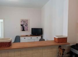 Holiday home in Balatonkeresztur 44078，位于鲍洛通凯赖斯图尔的酒店