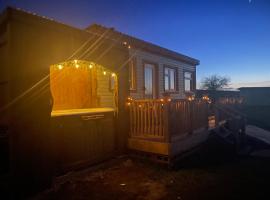 Keepers Shepherd hut with Hot Tub，位于惠特比的酒店