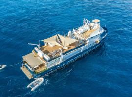 Luxury Boat Hotel，位于罗达德瓦拉的船屋