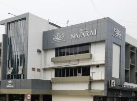 Hotel Nataraj，位于贾姆谢德布尔Bistupur的酒店