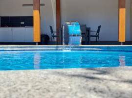 Casa con piscina climatizada y barbacoa，位于Freigido的酒店