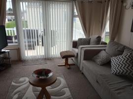 E31 is a 2 bedroom 6 berth caravan with large decking and close to beach on Whitehouse Leisure Park This is a pet free caravan，位于阿贝尔格莱的酒店