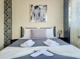 In Centre Suite by Open City，位于特里波利斯的带停车场的酒店