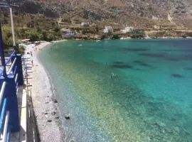 Beachfront Apartment - Sleeps 3 & Free Parking