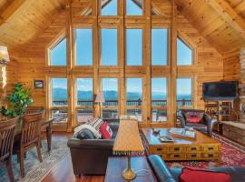 Above the Clouds Log Cabin, Hot Tub & Views!，位于Old Fort的酒店