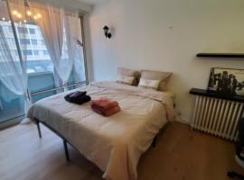 Apartment 2 or 3 bedrooms near Paris，位于叙雷纳圣克劳德赛马场附近的酒店