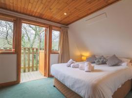 Oak Tree Lodge - A Romantic Getaway- Finlake Resort & Spa - Devon，位于查德利的度假村