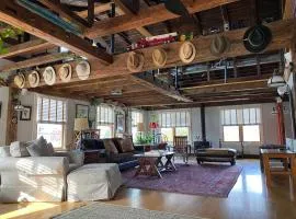 Magical Post And Beam Loft Downtown Newport!