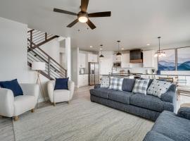 Family-Friendly Townhome about 2 Mi to Windsor Lake!，位于温莎的酒店