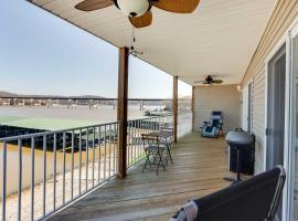 Lakefront Ozark Condo with Spacious Balcony!，位于卡姆登顿的酒店