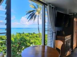 Breezy Beachfront Bali-Style Haven 180 Degree OceanView，位于Hauula的公寓