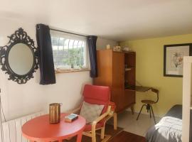 Studio Buena Vista avec terrasse sur jardin，位于布隆的酒店