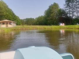 Domek nad stawem - Mazury，位于Rozogi的酒店