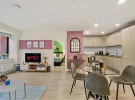 Spacious Contractor Family Central 2 bed Apartment in Bedford with Parking Gym Cinema Room