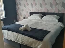 Private BedroomC Greater Manchester，位于米德尔顿的带按摩浴缸的酒店
