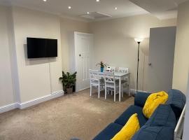 Super Convenient 2 Double Bed apartment for Central London - 30 seconds walk to platform train station and 19 mins to London Waterloo，位于伦敦摩尔顿附近的酒店