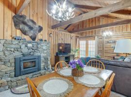 Murphy Cabin w/ Views < 1 Mi to Hiwassee Lake!，位于墨菲的酒店