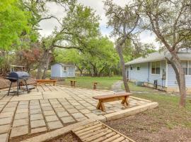 Canyon Lake Home with Resort Amenities and Fire Pit!，位于峡谷湖的酒店