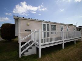 Lovely 6 Berth Caravan With Decking At Sunnydale Holiday Park Ref 35130sd，位于劳斯的酒店