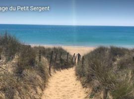 Beach House avec jardin 200m de la plage，位于滨海拉库阿尔德的酒店