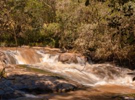 Casa em Bueno Brandão(MG) com Cachoeira Particular，位于布埃诺布兰当的酒店