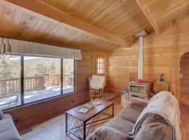 Pine Mountain Club Cabin Rental with Pool Access!，位于Pine Mountain Club的酒店