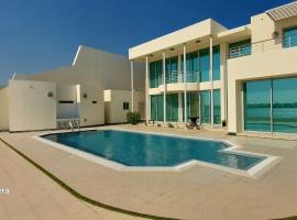 Family friendly house in Bahrian，位于Durrat Al Bahrain的海滩短租房